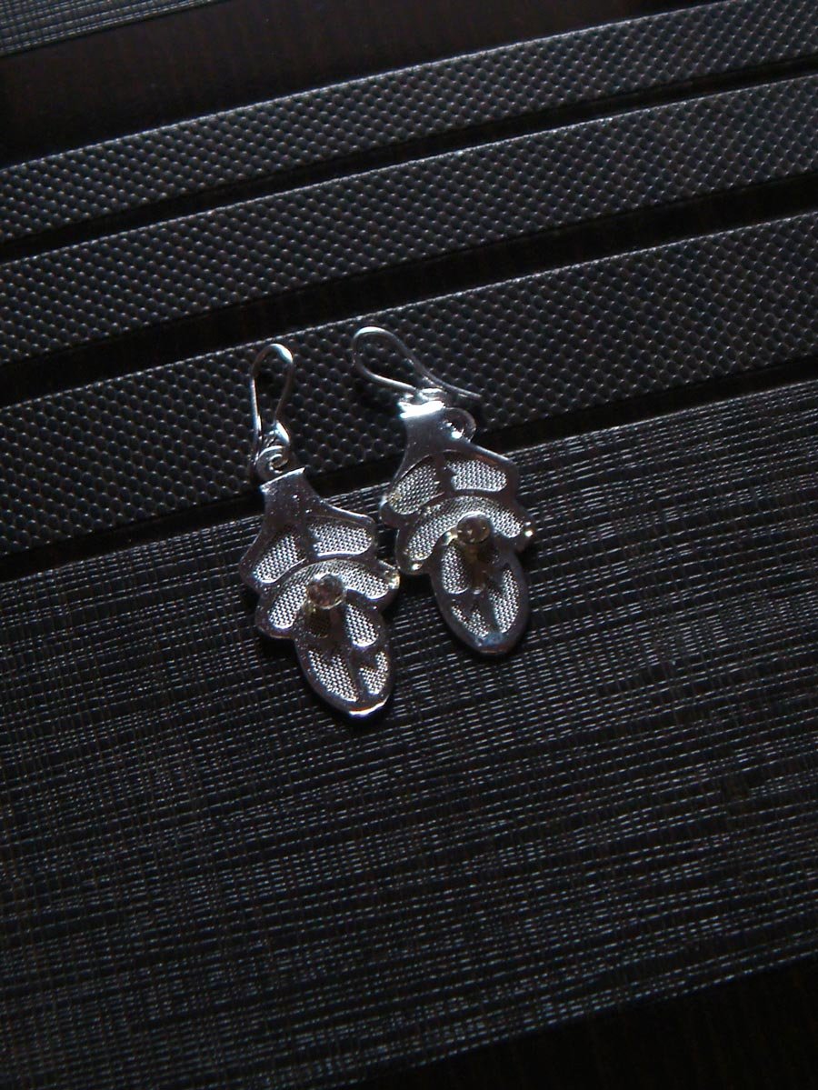 leaf-shape-filigree-earrings leaf-shape-filigree-earrings