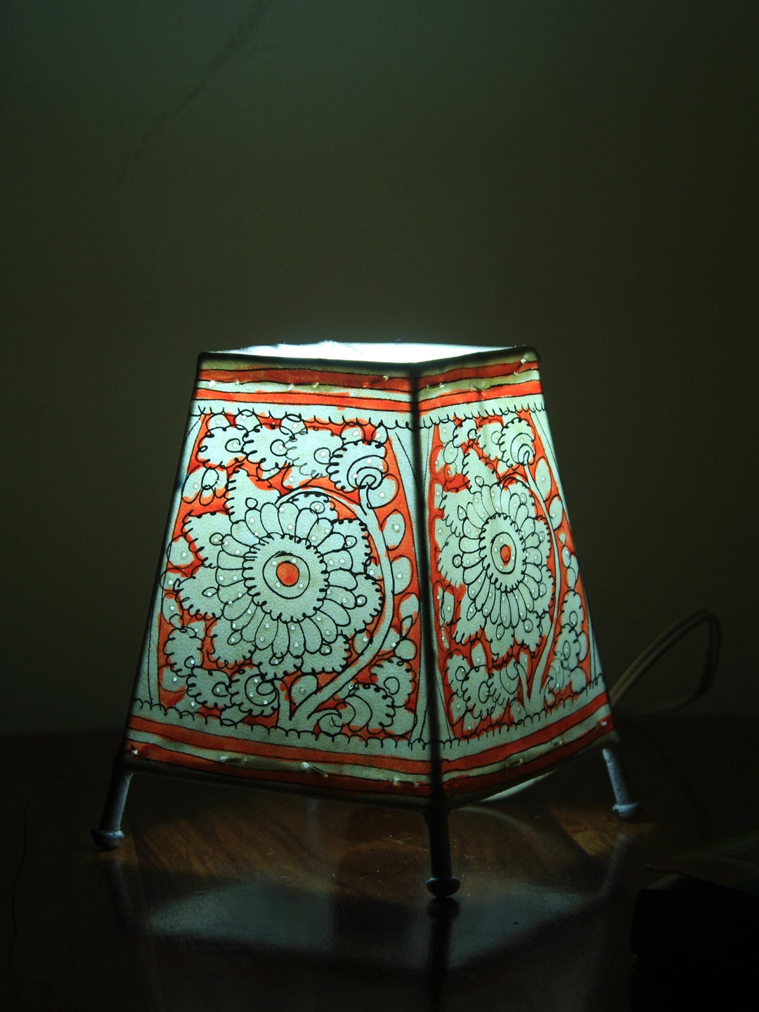red-and-white-small-trapezoid-tholu-bommalata-table-lamp red-and-white-small-trapezoid-tholu-bommalata-table-lamp
