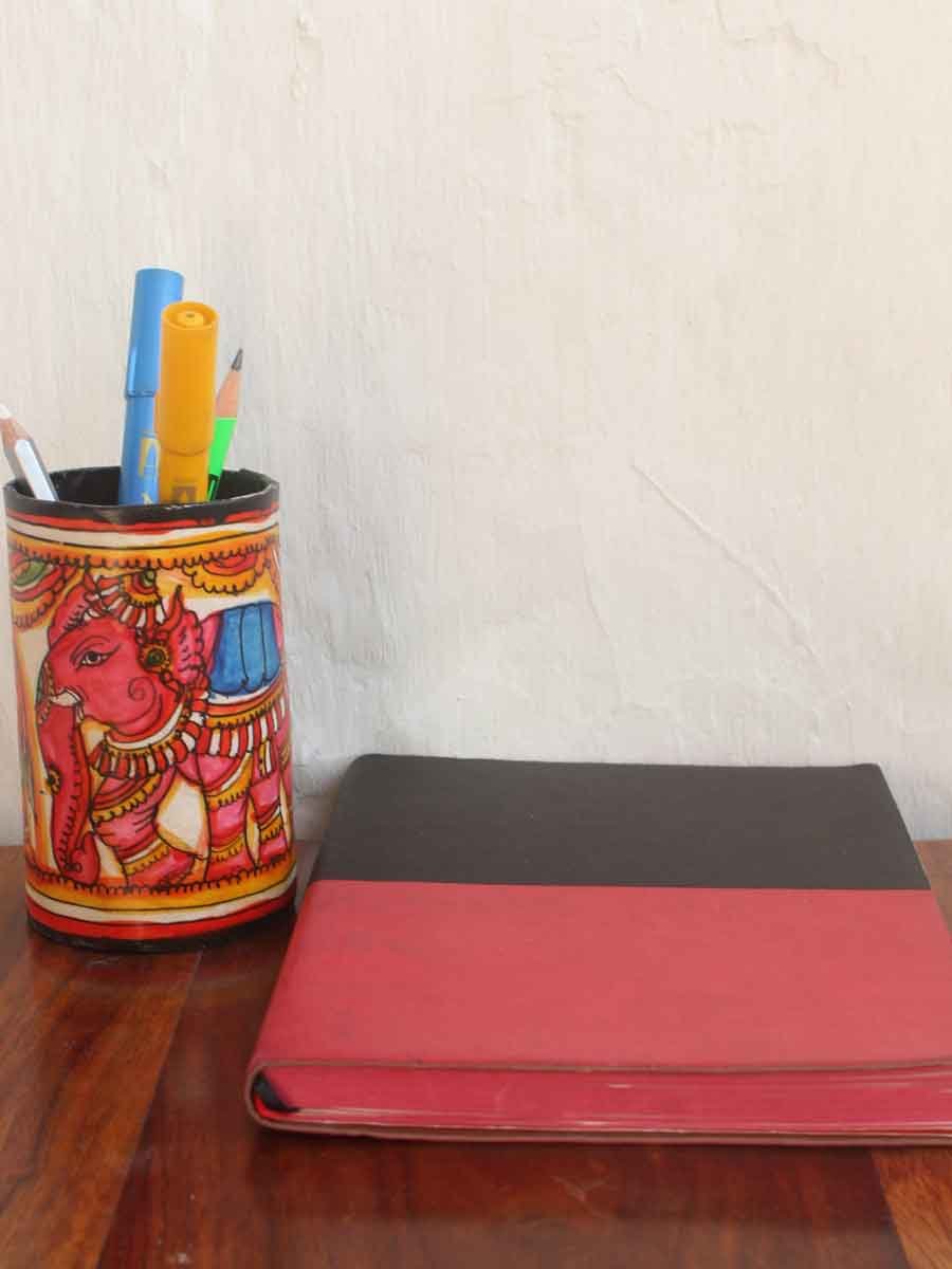 Tholu-bommalata-elephant-painted-pen-stand