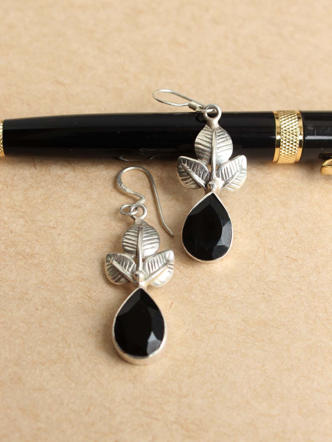Black-stone-,-leaf-shape-pure-silver-earrings Black-stone-,-leaf-shape-pure-silver-earrings