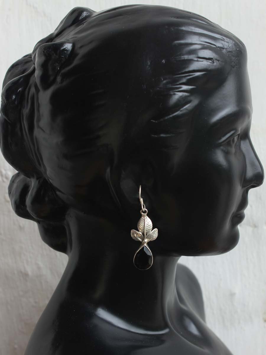 Black-stone-,-leaf-shape-small-silver-earrings