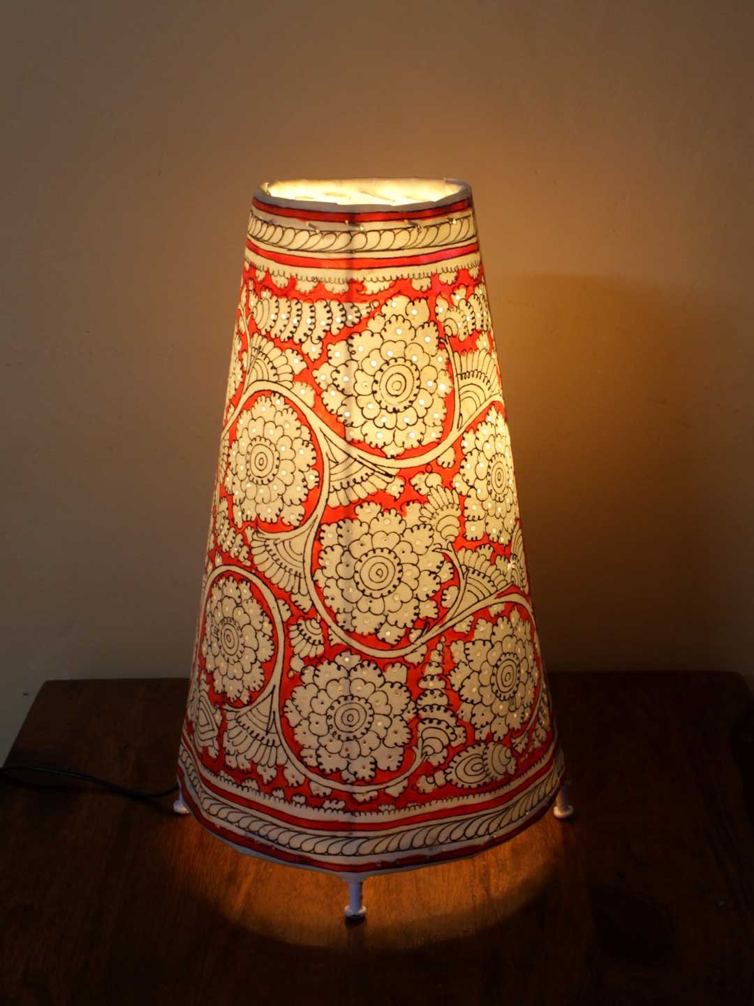Red-and-white-Rounded-Tholu-Bommalata-Table-lamp Red-and-white-Rounded-Tholu-Bommalata-Table-lamp