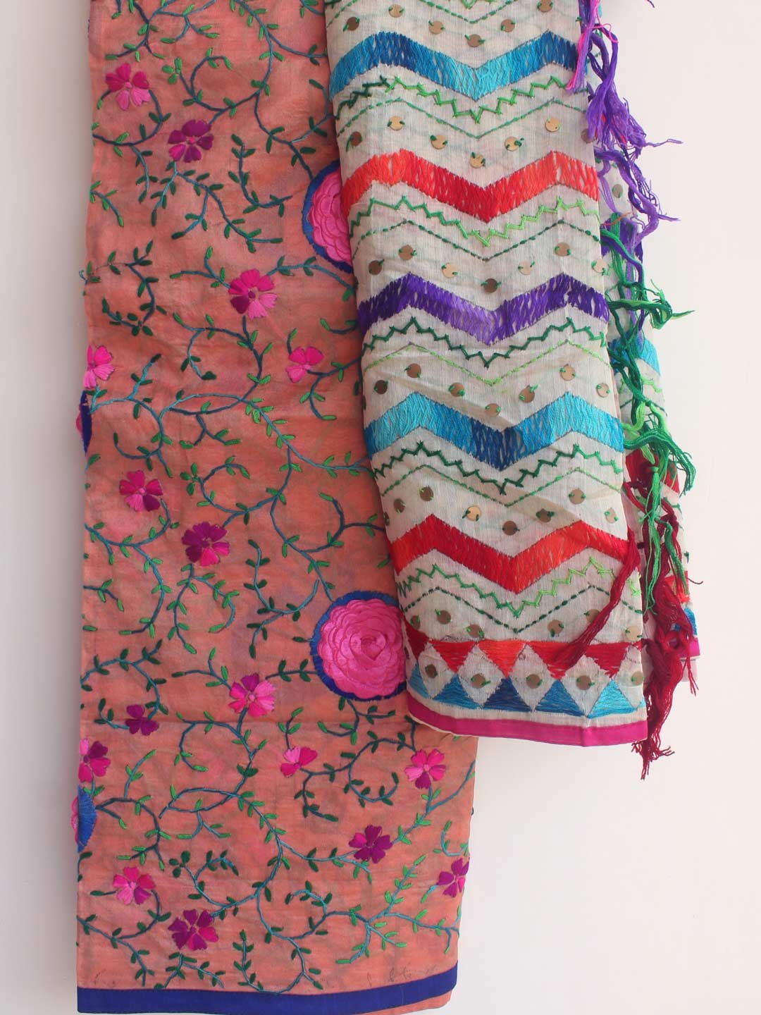 Peach-floral-and-white-zig-zag-phulkari-dupatta Peach-floral-and-white-zig-zag-phulkari-dupatta