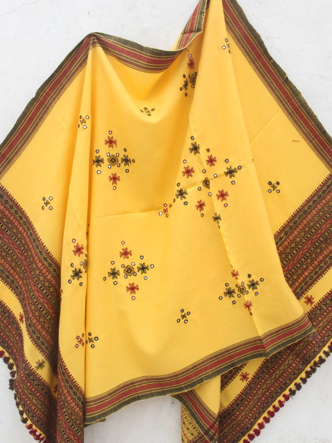 Lemon-yellow-Bhujodi-mirrorwork-Shawl Lemon-yellow-Bhujodi-mirrorwork-Shawl