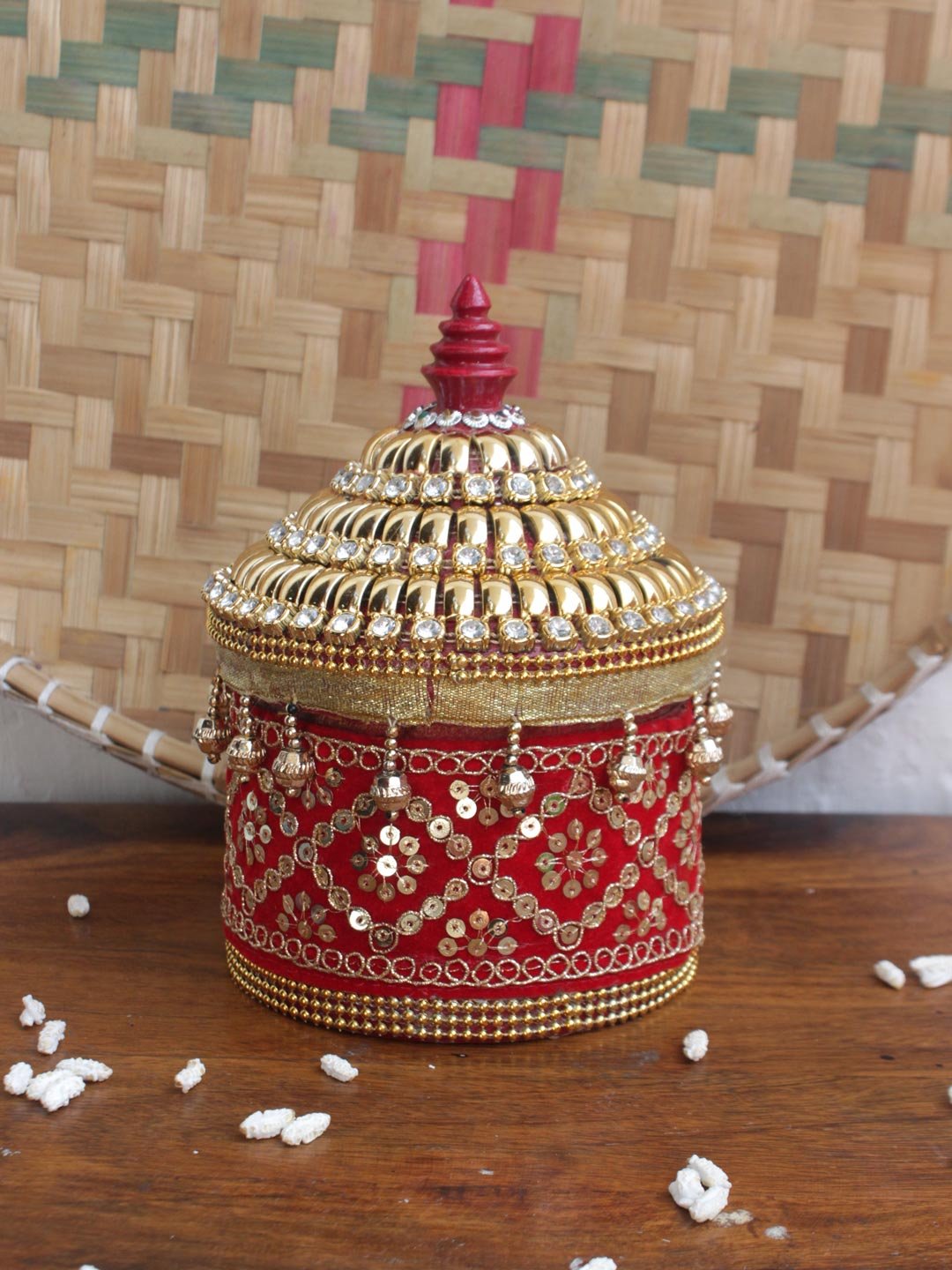 Red-and-golden-lace-medium-wooden-sindoor-box Red-and-golden-lace-medium-wooden-sindoor-box at Shilphaat.com